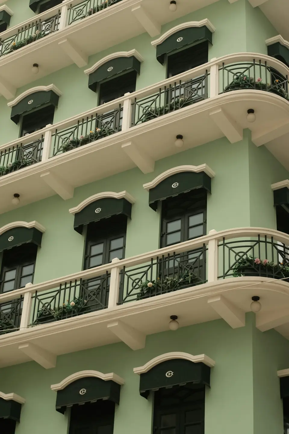 Façade coloniale à balcons en fer forgé