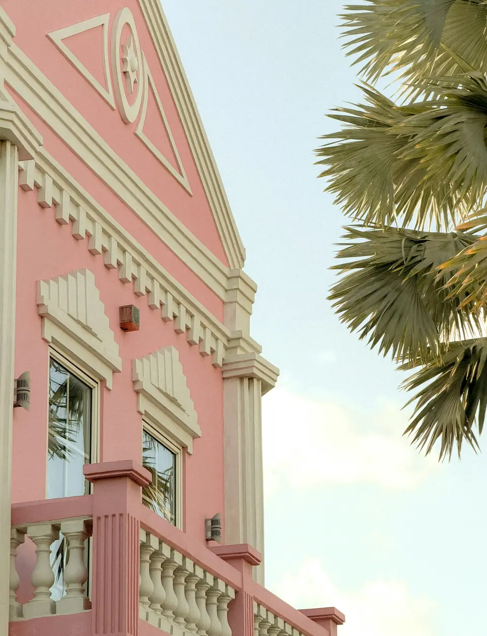 Façade coloniale rose et palmier